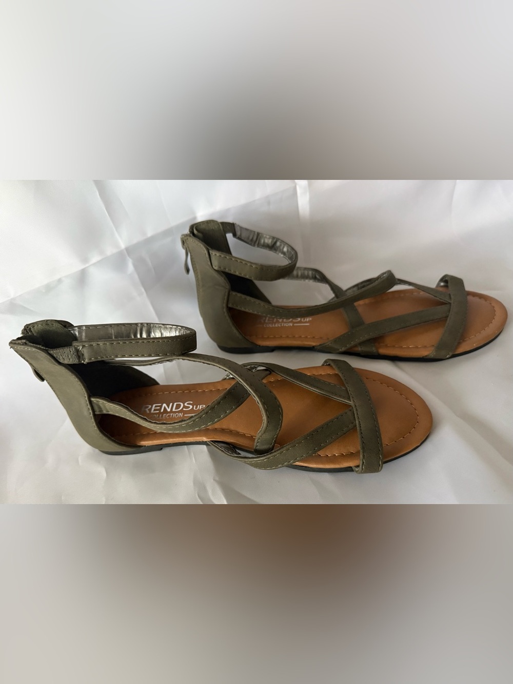 Trends Up zipper back -Strappy Flat Sandals Size 5 1/2